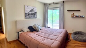 3 makuuhuonetta, työpöytä, ilmainen Wi-Fi, vuodevaatteet