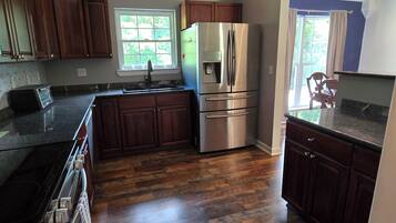 Geladeira, micro-ondas, fogão, cooktop