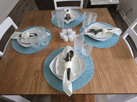Dining. Charming 2-bedroom house in marvelous Tallahassee with AC, WiFi