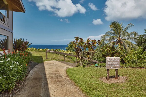 Un chemin privé mène à un bâtiment d’où l’on a vue sur l’océan.