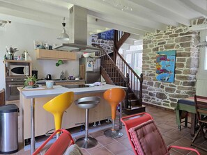 Kjøleskap, mikrobølgeovn, brødrister og kjøkkenutstyr