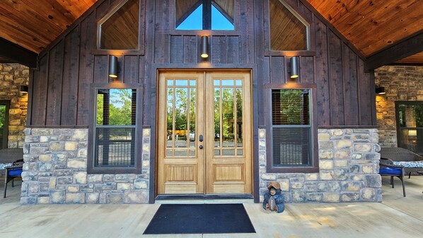 Exterior detail - Family Lodge: 5 King Beds • Hot Tub • Game Deck • Boat Parking (Broken Bow)