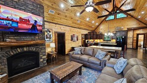 Smart TV, chimenea y libros