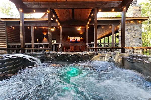 Tina de hidromasaje al aire libre