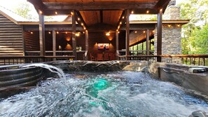 Outdoor spa tub - Family Lodge: 5 King Beds • Hot Tub • Game Deck • Boat Parking (Broken Bow)