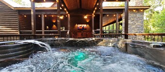 Family Lodge: 5 King Beds • Hot Tub • Game Deck • Boat Parking