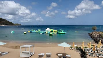 Ubicación cercana a la playa, sombrillas y toallas de playa