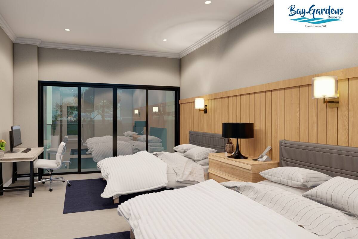 أغطية فراش متميزة وأسرّة بطبقة علوية مريحة وخزنة داخل الغرفة