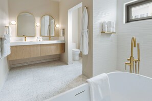Shower, rainfall showerhead, free toiletries, hair dryer - Sapphire Sands by Bay Gardens Resorts (Gros Islet)