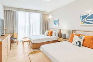 Une chambre d’hôtel avec deux lits, un bureau, une chaise et un téléviseur.