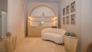 Un baño moderno con una bañera independiente, un tocador con encimera de mármol y un espejo montado en la pared.