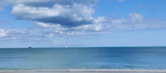Cozy Studio near Beach. Car rentals and comfy beds