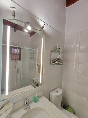 Bathroom - Studio- Spacious garden area / on-site car rental (Saint John's)