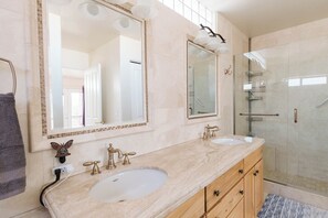 Dusche, Haartrockner, Handtücher, Seife