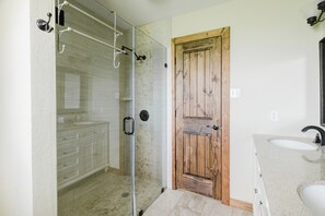 Sèche-cheveux, serviettes fournies, savon, shampoing