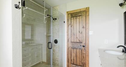 Charming 3-bedroom farmhouse in serene Boyd