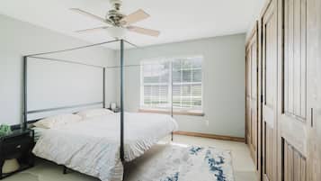 3 slaapkamers, een strijkplank/strijkijzer, gratis wifi, beddengoed