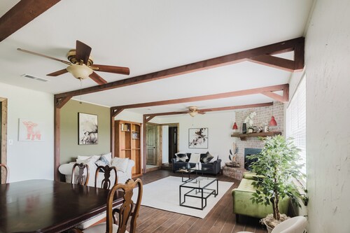 Charming 3-bedroom farmhouse in serene Boyd