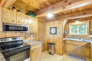 Fridge, microwave, stovetop, dishwasher