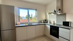 Fridge, microwave, oven, dishwasher - Villa Belinha B by Check-in Portugal (Quarteira)