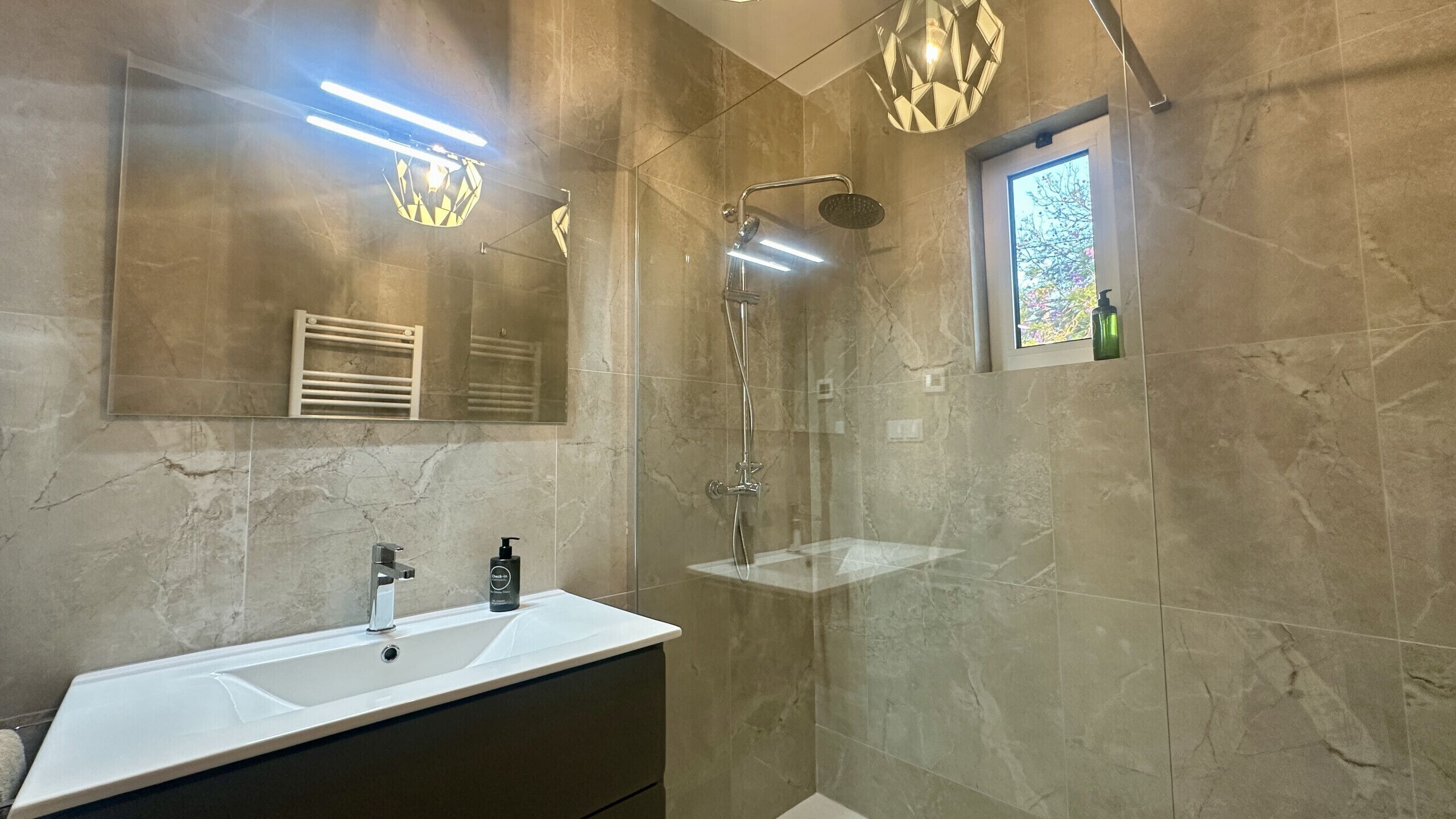 Douche, serviettes fournies