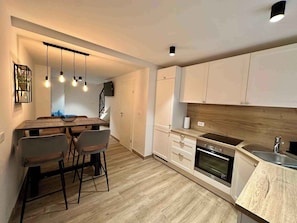 Fridge, oven, stovetop, dishwasher
