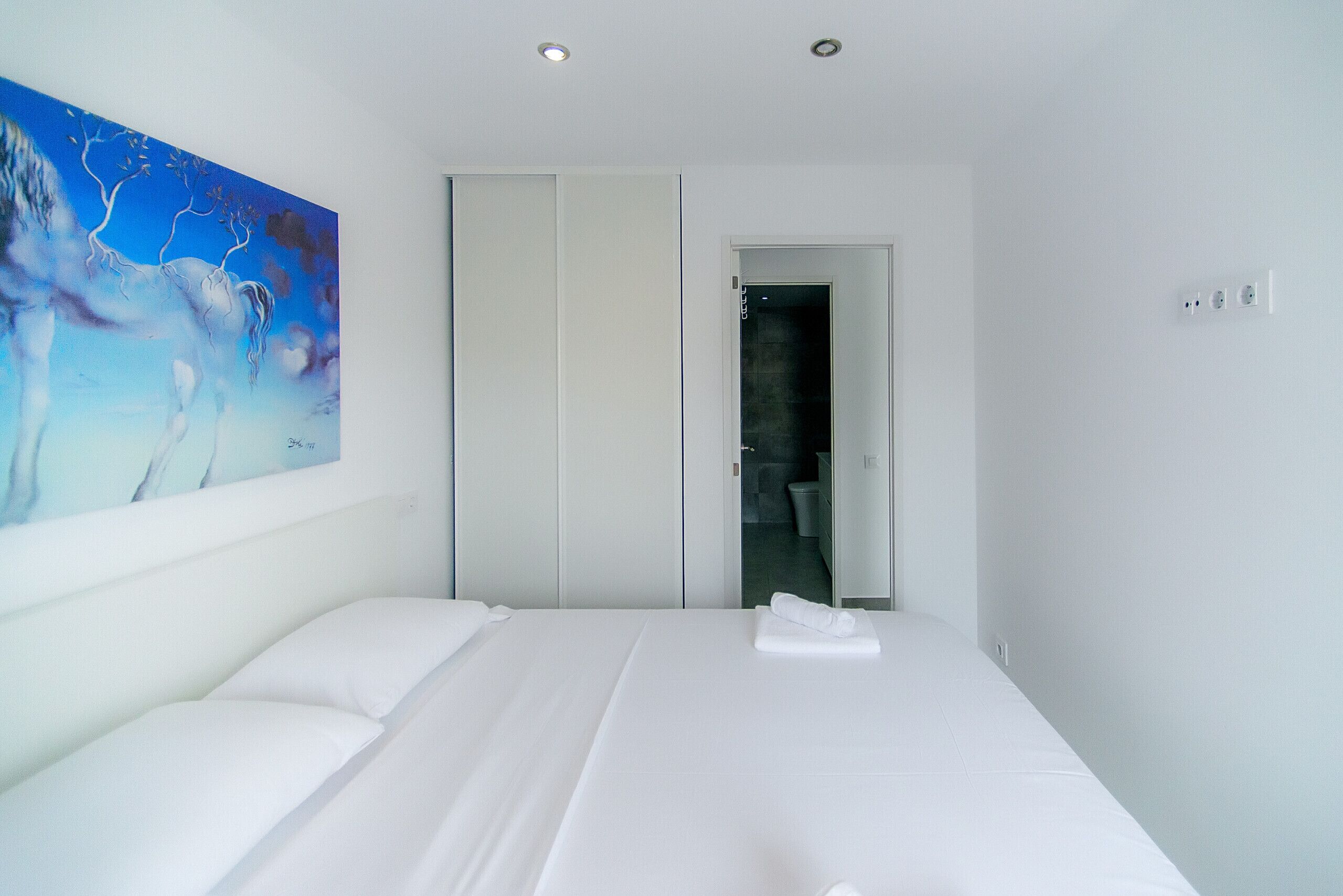 Tabla de planchar con plancha, wifi gratis, ropa de cama
