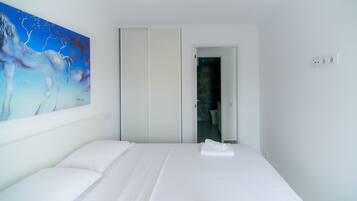 Tabla de planchar con plancha, wifi gratis, ropa de cama
