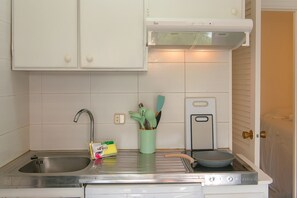 Fridge, microwave, oven, coffee/tea maker