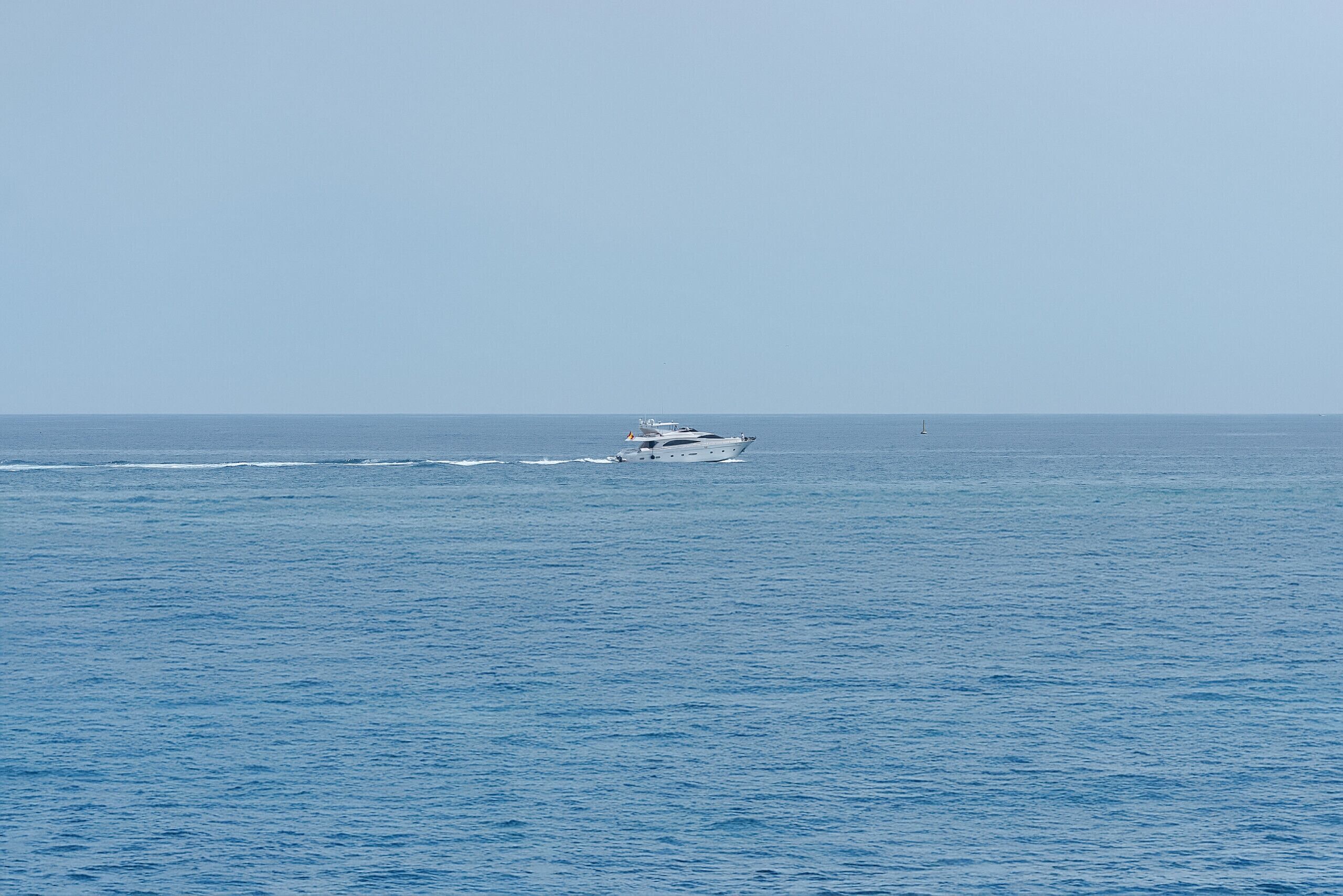 Un barco en un mar tranquilo.