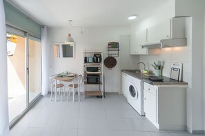 Fridge, microwave, oven, coffee/tea maker