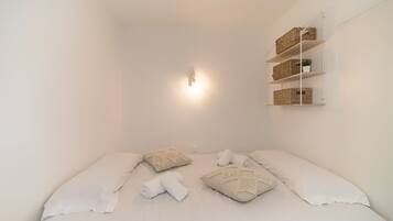 Tabla de planchar con plancha, wifi gratis, ropa de cama
