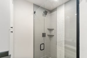 Dusche, Haartrockner, HandtĂŒcher