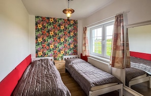 5 bedrooms, travel crib, free WiFi