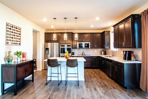 Spacious 6-Bedroom Retreat, Gym + Office