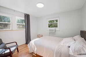 3 bedrooms, iron/ironing board, WiFi, bed sheets - Welcome to the Ladybug Retreat! (Boyce)