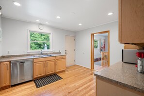 Microwave, oven, stovetop, dishwasher - Welcome to the Ladybug Retreat! (Boyce)