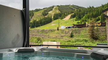 Tina de hidromasaje al aire libre