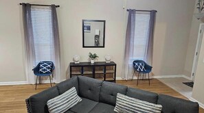 Living area - Tranquil Oasis in Alabaster, Alabama - Stunning Single-Story Home (Alabaster)