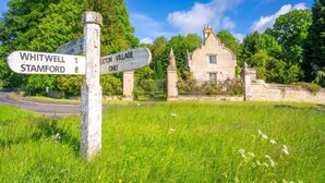 Un panneau indicateur en milieu rural indiquant les directions vers Whitwell, Stamford et le village d’Exton.