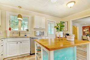 Mikrobølgeovn, ovn, kokeplater og oppvaskmaskin