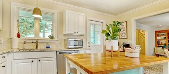 Charming 2-bedroom house in delightful Georgetown with AC, WiFi