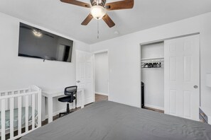 2 bedrooms, desk, iron/ironing board, WiFi