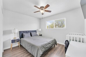 2 bedrooms, desk, iron/ironing board, WiFi