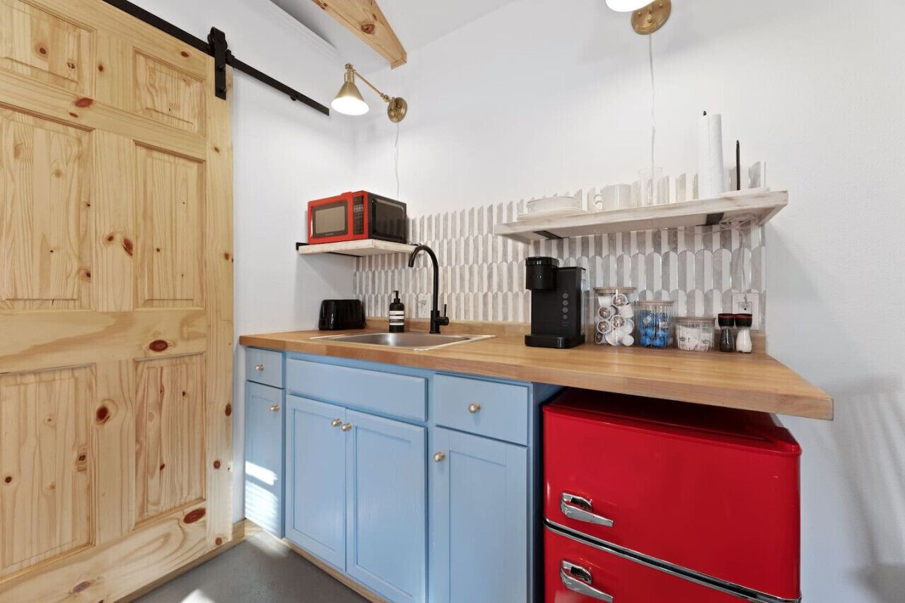 Microondas, cafetera y tetera, tostadora y utensilios de cocina 