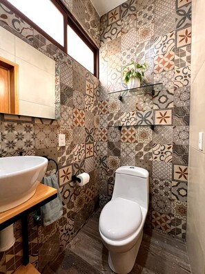 Dusch, hårtork, handdukar och tvål