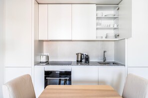 Køleskab, mikrobølgeovn, ovn, kogeplade