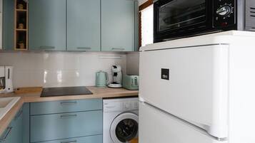 Kjøleskap, mikrobølgeovn, brødrister og kjøkkenutstyr