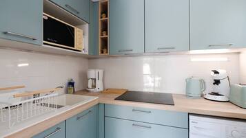 Kjøleskap, mikrobølgeovn, brødrister og kjøkkenutstyr