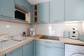 Kühlschrank, Mikrowelle, Toaster, Kochgeschirr/Geschirr/Besteck